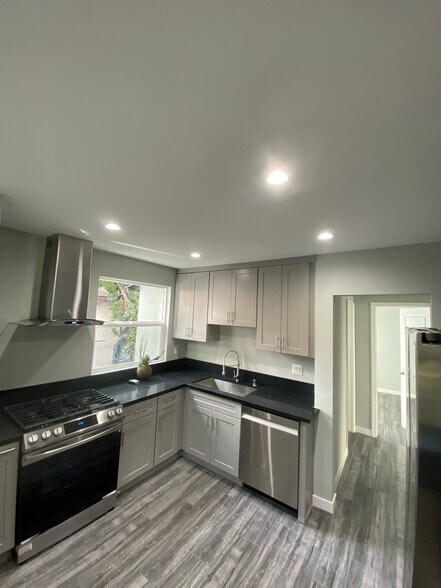 Kitchen - 1709 Barry Ave