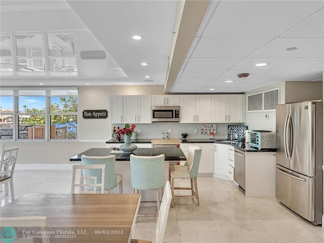 Building Photo - 1150 Hillsboro Mile-