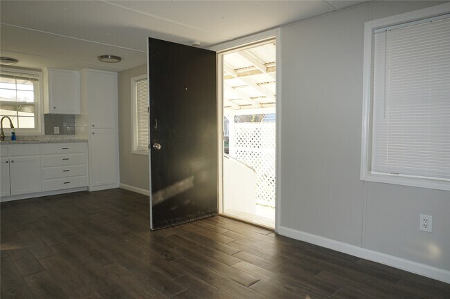 Building Photo - 8977 Gladewood