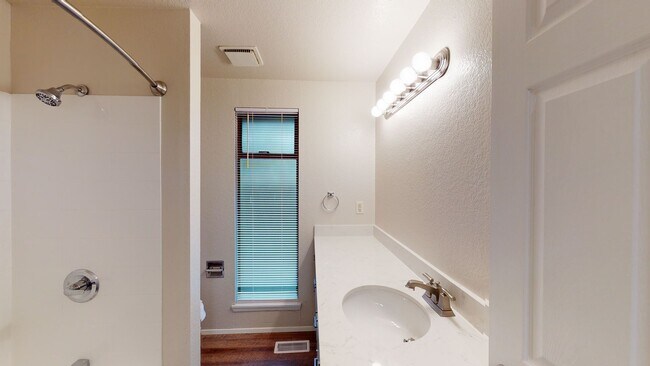 Building Photo - 1520 E Main St