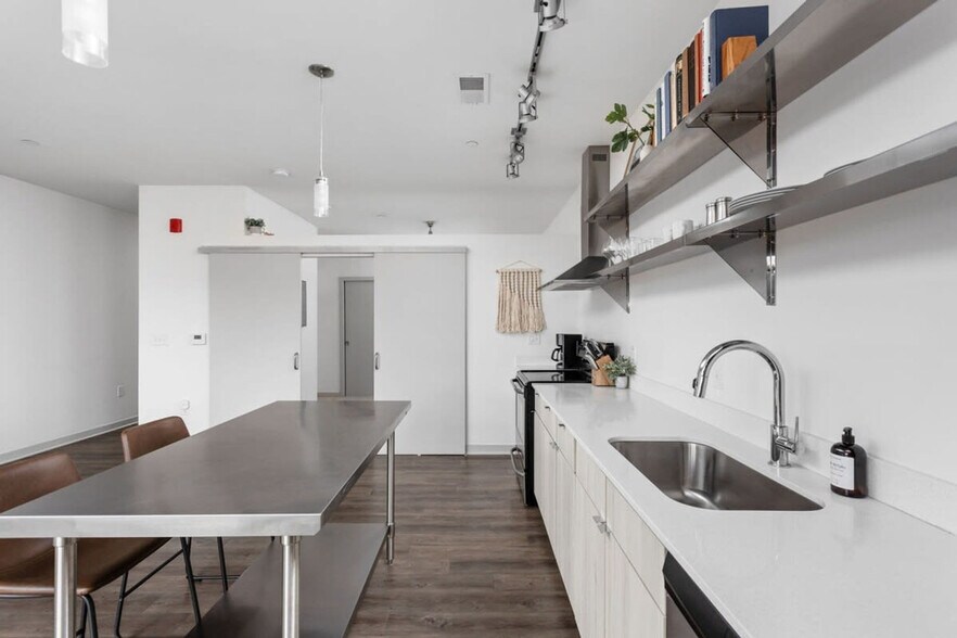 Building Photo - 747 N College Ave