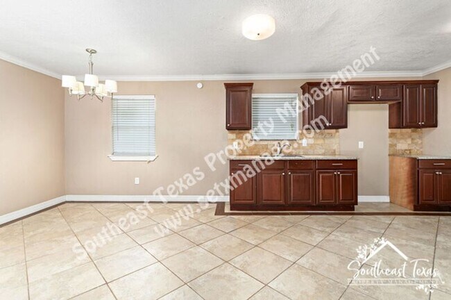 Building Photo - 250 Duhon St