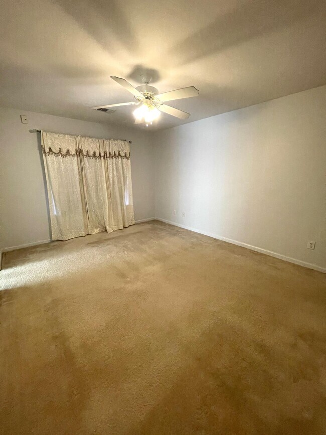 Building Photo - 729 Royal Oaks Dr