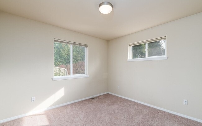 Building Photo - Beautiful Home In Puget Neighborhood