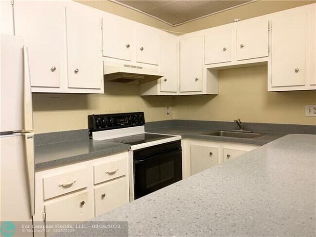 Building Photo - 4174 Inverrary Dr