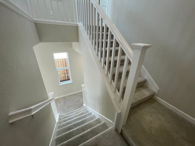 Building Photo - Newer Florsheim Home