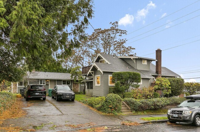 Building Photo - 3 bedroom, 2 bath gorgeous home now available by Mt. Tabor Park in SE Portland!