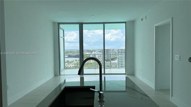 Building Photo - 2411 Laguna Cir