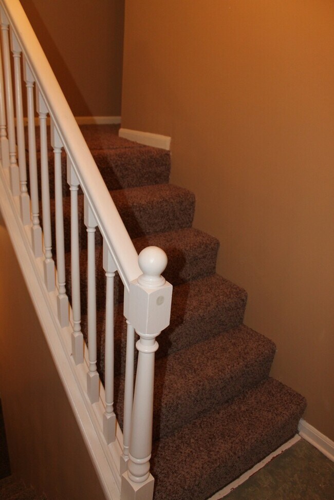 Building Photo - AVAILABLE NOW! Beautiful 3 Bedroom Home in...