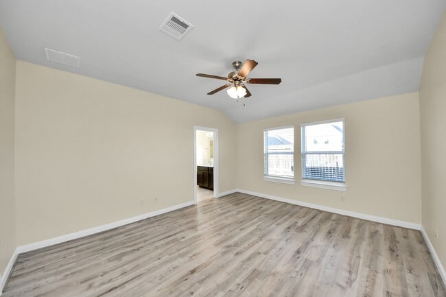 Building Photo - 24654 Greenwood Bay Dr