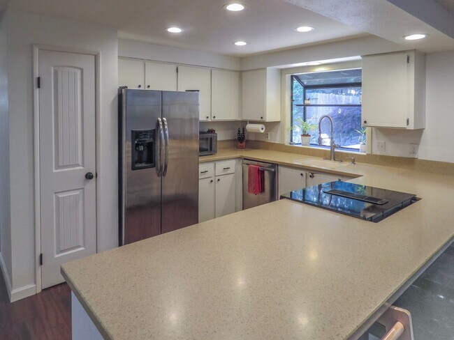 Building Photo - 4 Bedroom Tualatin Home Available - Inquir...