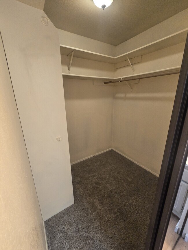 Building Photo - 581 Malibu Dr SE