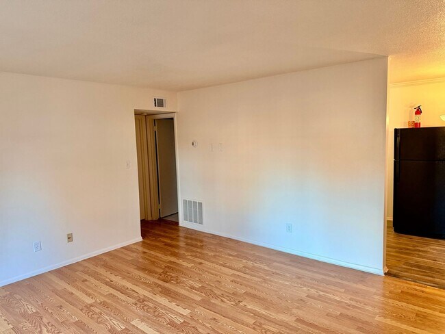 Building Photo - 3828 Country Club Rd