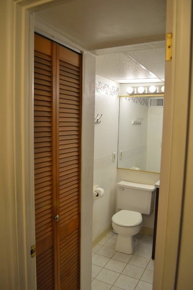 Full Bathroom - 521 Forest Green Dr