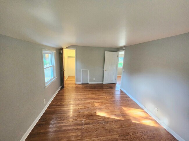 Building Photo - Spacious 4bd apt | Laundry hooks ups | Off street parking