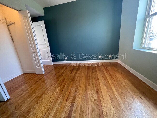 Building Photo - 1671 W Farwell Ave
