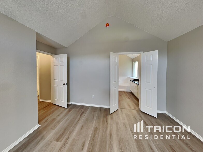 Building Photo - 1506 Vancouver Dr