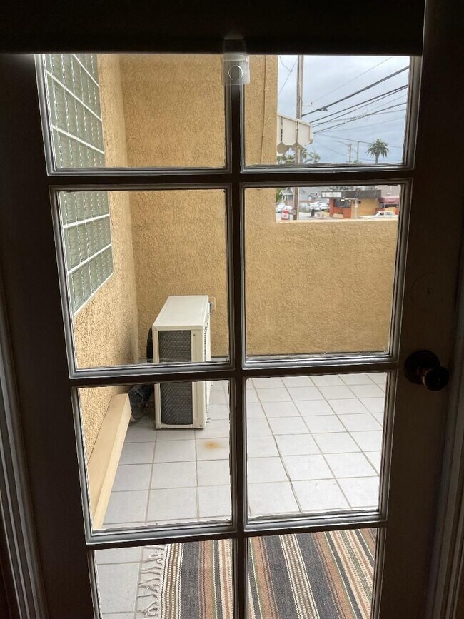Building Photo - SPACIOUS 3BR/2.5BA EASTSIDE TOWNHOME FOR LEASE