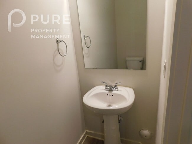 Building Photo - 672 The Heights Ln