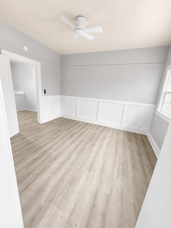 Building Photo - Private yard and parking, spacious updated interior. Don't miss out.