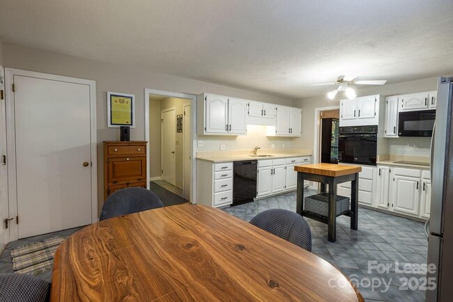 Building Photo - 102 Arbor Ln