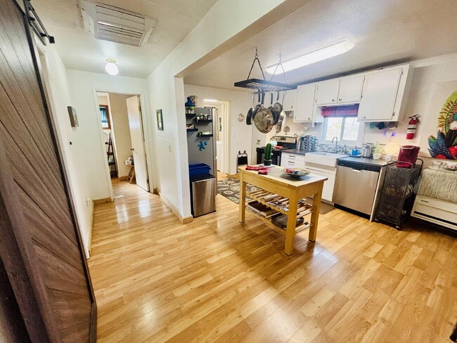 Building Photo - Joshua Tree Cabin in Peaceful, Wide Open Space!