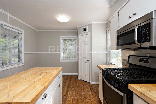 Building Photo - Updated 2 Bed 1 Bath Cottage in Established Neighborhood!