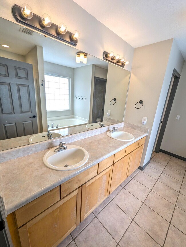 Building Photo - 1909 Sunrise Dr