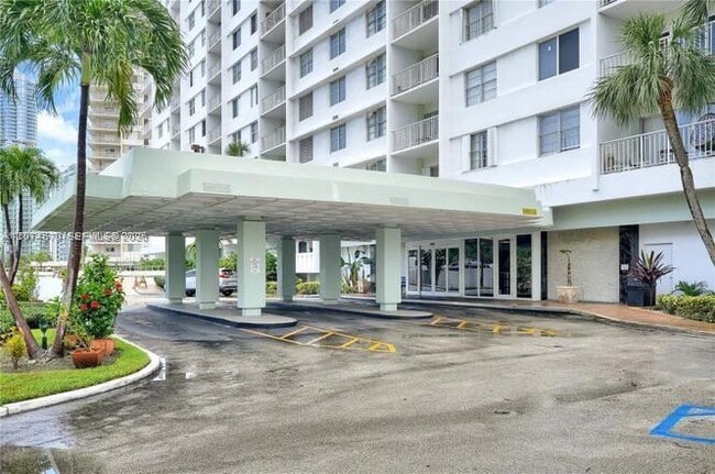 Building Photo - 500 Bayview Dr