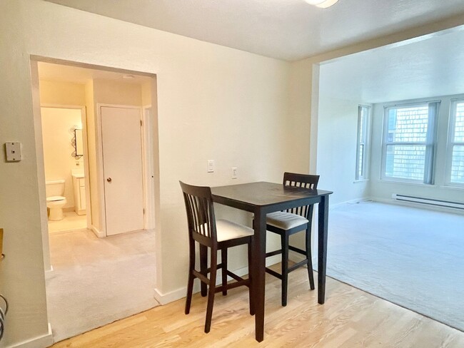 Building Photo - Light Filled, Pristine 1br/1Ba Condo w/Par...