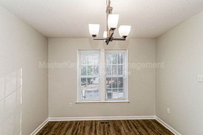 Building Photo - 112 Burt St