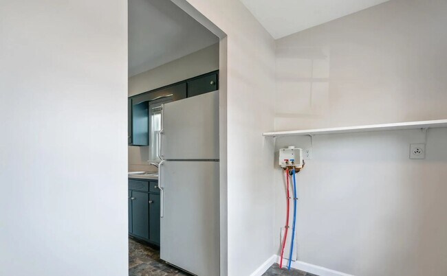Building Photo - Welcome home to this updated bright and sp...