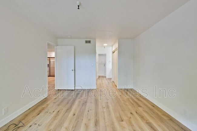 Building Photo - 2211 Latham St