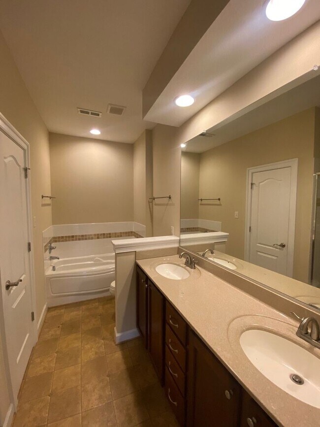 Building Photo - Charming 3-Bedroom Home in Prime VB Locati...