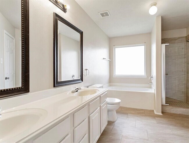 Building Photo - 11015 Shumard Oak Ct