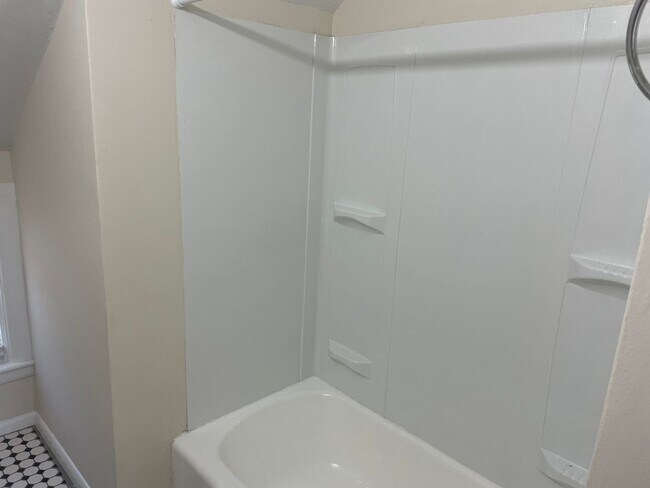 Building Photo - 8 Bells Ct