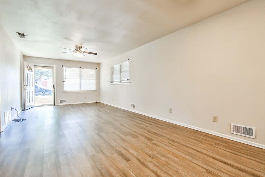 Building Photo - 711 6th Plz