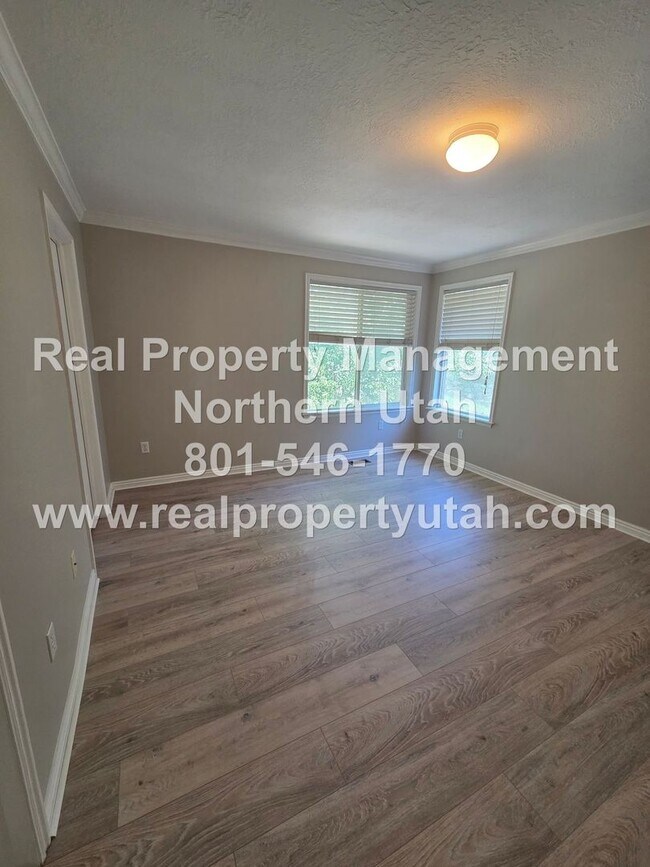 Building Photo - Updated 5 Bed 5 Bath Layton House Available!