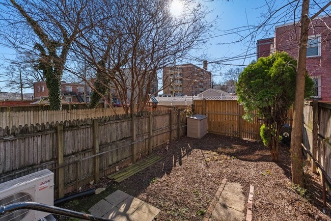Building Photo - Capitol Hill Townhome | 3 Bed | 2 Bath | 1,350 Sf | Fenced-In Backyard