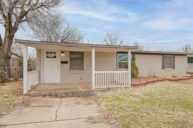 Building Photo - 2124 S Sunnylane Rd