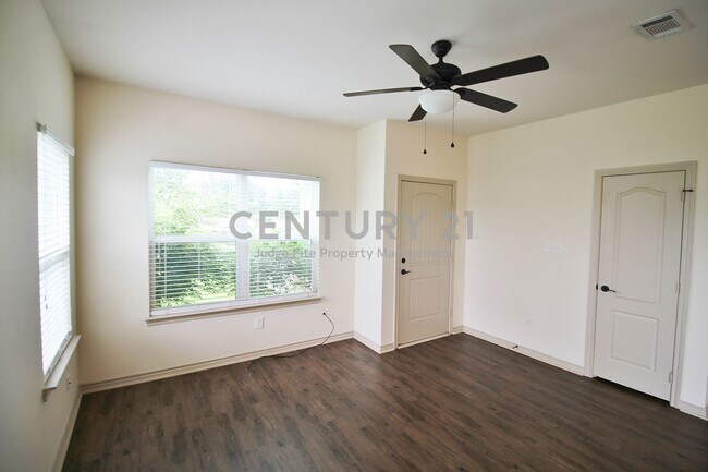 Building Photo - Well Maintained 2/2/1 Duplex For Rent!