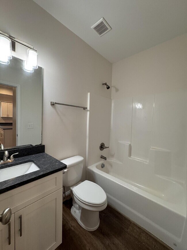 Building Photo - Modern 4-Bed, 3.5-Bath Home in Travelers R...