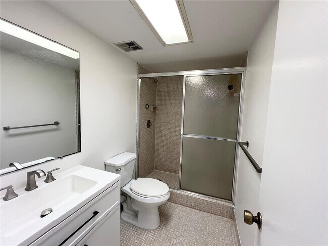 Building Photo - 6005 Del Lago Cir