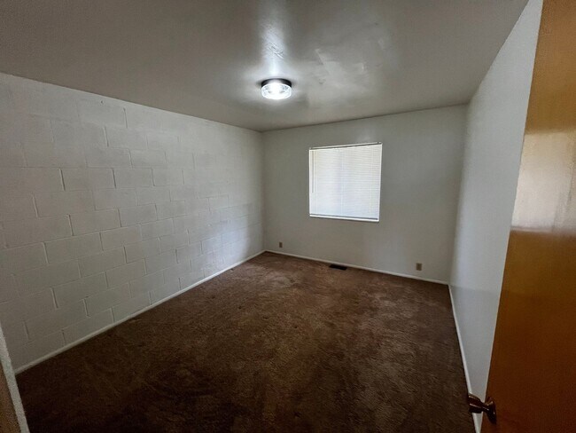Building Photo - 568-574 E 200 S