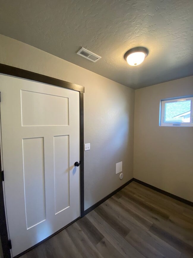 Building Photo - New home on 8th Avenue in Spirit Lake