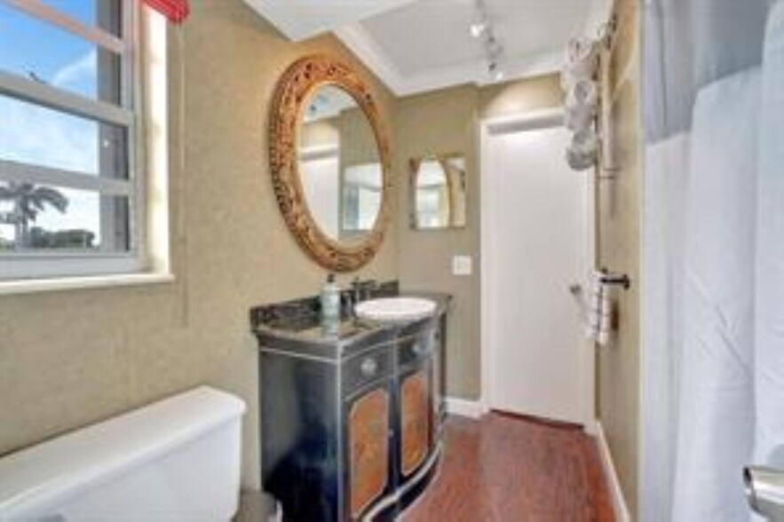 Building Photo - 900 NE 18th Ave