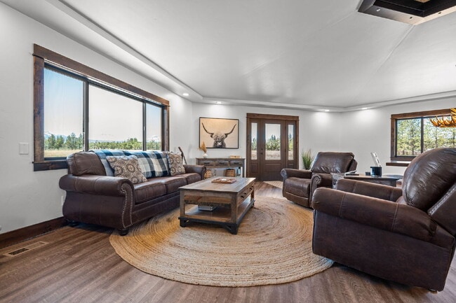 Building Photo - Luxury Home for Rent – Expansive Acreage, ...