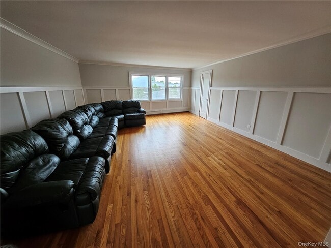 Building Photo - 357 Hicksville Rd