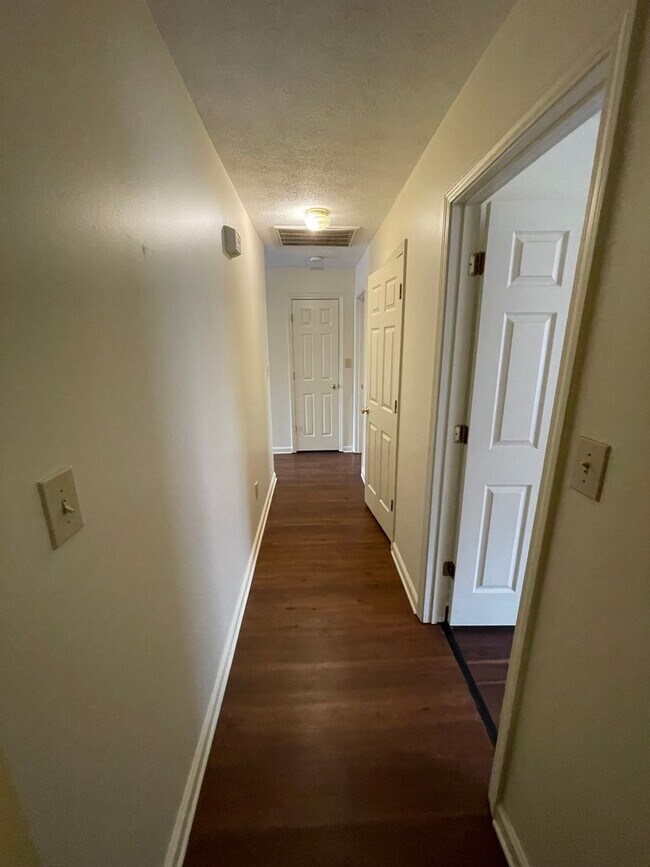 Building Photo - 13 Woodcreek Way SW