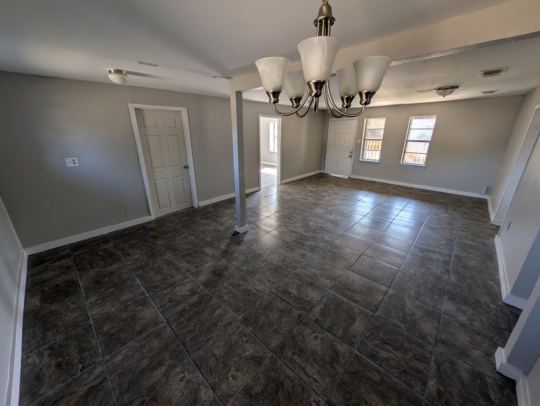 Building Photo - 1011 Reynosa St